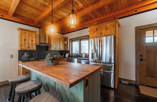 Livingston Cabin | Soaring Eagle Guest Cabin: Epic Views in Big Sky Country