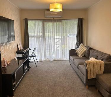 Upper Hutt House | Sochi A double bed Room in a nice home