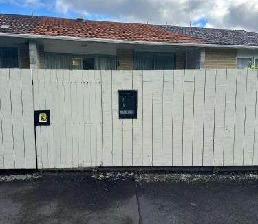 Upper Hutt House | Sochi A double bed Room in a nice home
