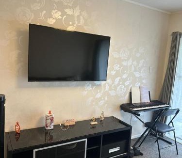 Upper Hutt House | Sochi A double bed Room in a nice home