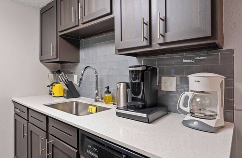 Dawson Apartment | SoCo 2BR warm suite, king bed, fast WiFi w/pool