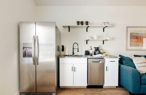 Sweetbriar House | SoCo Affordable Modern Retreat ❤️ Local Art | RainShower | Near South Congress