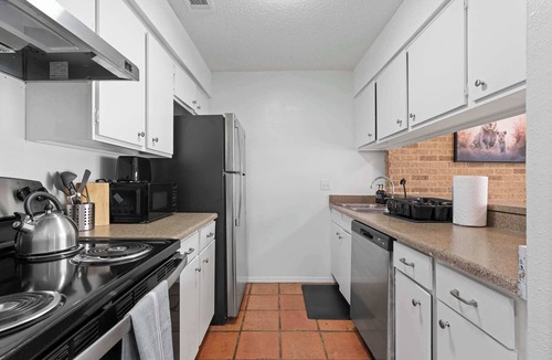 Bouldin Apartment | SOCO Downtown 1BDR | Perfect Location| Free Pkg