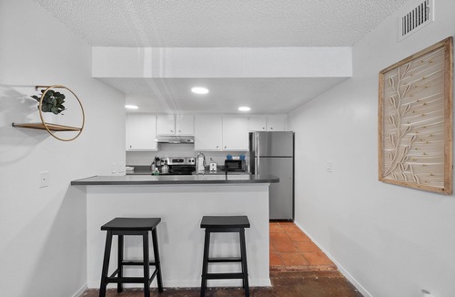 Bouldin Apartment | SOCO FUN HOUSE |Sleeps 10 |Free Pkg |Downtown
