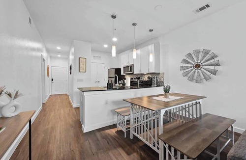 Downtown Austin Apartment | SoCo Gem | Pool, Gym, Rooftop, Parking, Walk to DT