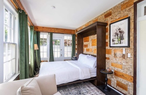 Luray House | Sojourn at The Legacy Inn-The Bonnie & Clyde Suite