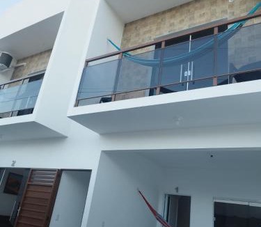 Prea Apartment | Sol Apartamento 4 - Quarto e sala com varanda e cozinha americana na praia do prea-CE