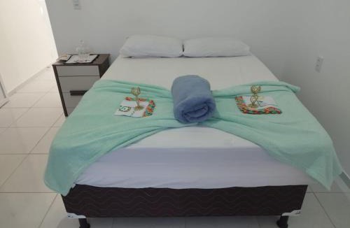 Prea Apartment | Sol Apartamento 4 - Quarto e sala com varanda e cozinha americana na praia do prea-CE