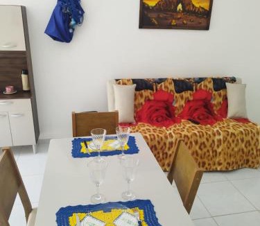 Prea Apartment | Sol Apartamento 4 - Quarto e sala com varanda e cozinha americana na praia do prea-CE