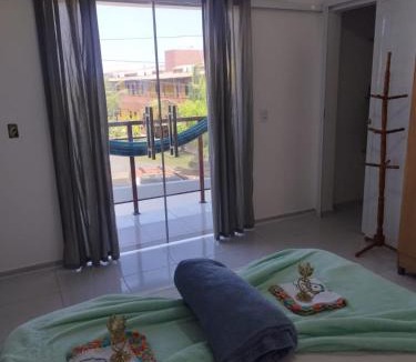 Prea Apartment | Sol Apartamento 4 - Quarto e sala com varanda e cozinha americana na praia do prea-CE