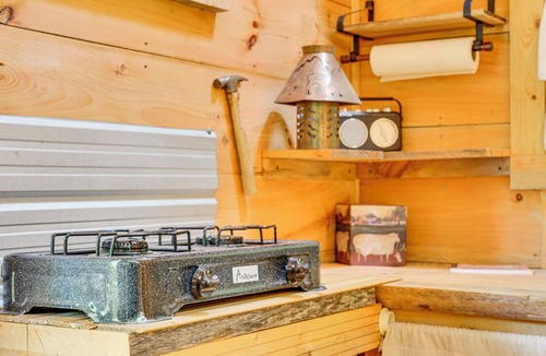 Florence Apartment | Solar-Powered Brandon Studio Cabin: Hiking Access