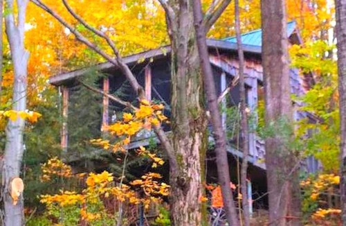 Blackstock RV Rental | Solar-Powered Tree House in the Canadian Woods near Toronto, Ontario