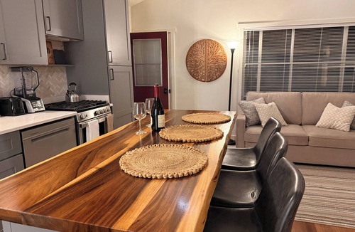 West Sedona Cottage | Solara Vortex beautiful retreat Fireplace WiFi Smart TV