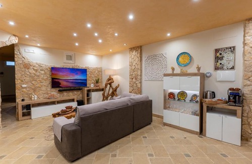 Neviano Apartment | SOLE e LUNA - JACUZZI e RELAX