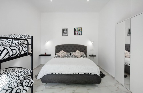 San Lazzaro House | Sole Room with Private Bathroom and Mountain View