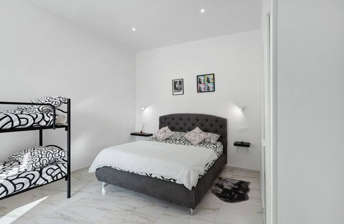 San Lazzaro House | Sole Room with Private Bathroom and Mountain View