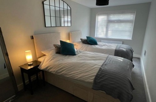 Shirley Apartment | Solihull Flat For 2 with Fast WiFi with Free Secured Parking