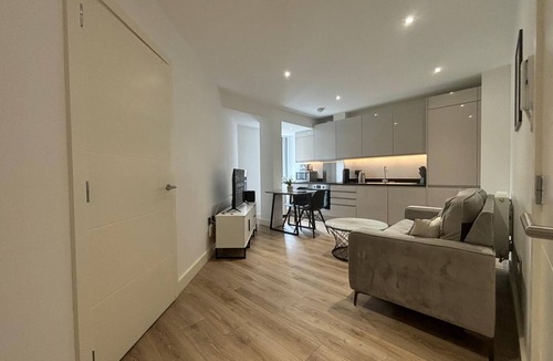 Barnt Green Apartment | Solihull Studio | Parking WiFi NEC BHX