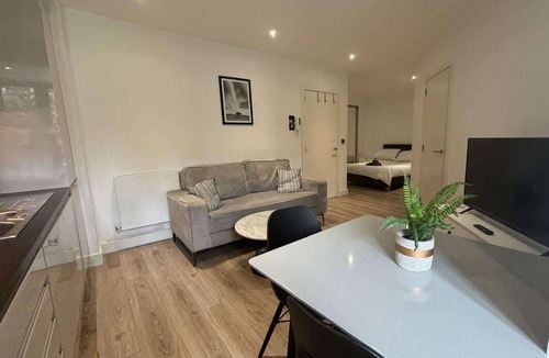 Barnt Green Apartment | Solihull Studio | Parking WiFi NEC BHX