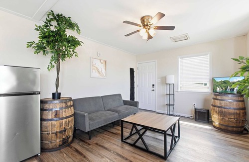 Solomons Apartment | Solomons Island One BD Waterfront Home with Deck