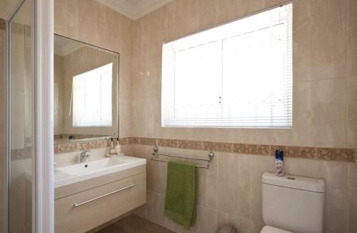 Somerset West Apartment | Somerset West Self Catering Vacation Rental - Experience the Best of Cape Town - Wine, Golf, Sea