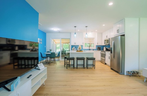 Effingham House | Something About Sara: 4BR Lake House on Lake Sara
