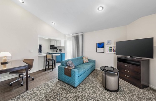 Chatsworth Hotel | Sonesta ES Suites Chatsworth
