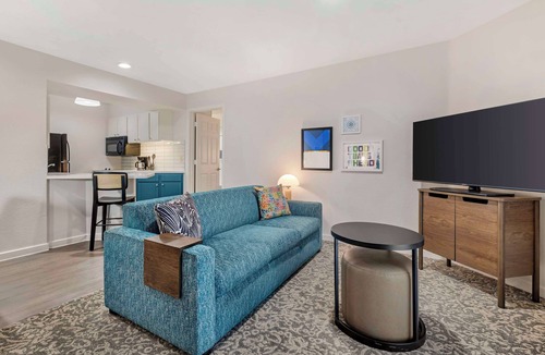 Chatsworth Hotel | Sonesta ES Suites Chatsworth