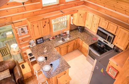 Rocky Grove Cabin | SONGBIRD OF THE MOUNTAIN! Mountain Top Luxury Cabin with privacy! 7 min to GSMNP