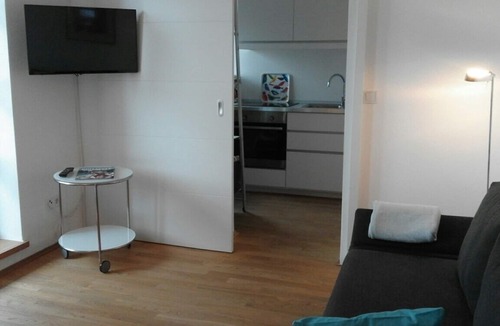 Chieming Apartment | Sonnige Ferienwohnung mit einem Schlafzimmer und Westbalkon