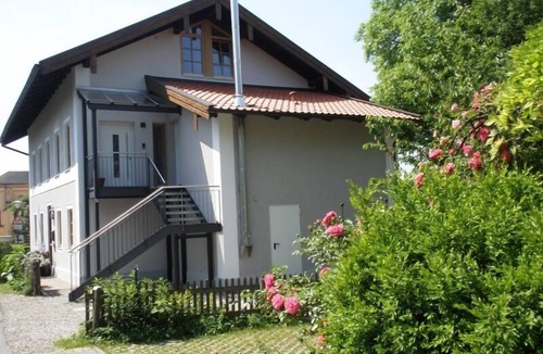 Chieming Apartment | Sonnige Ferienwohnung mit einem Schlafzimmer und Westbalkon