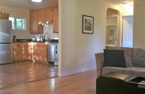 Sonoma Cottage | Sonoma Vineyard Cottage - enjoy wine country life. Peaceful yet central locale!
