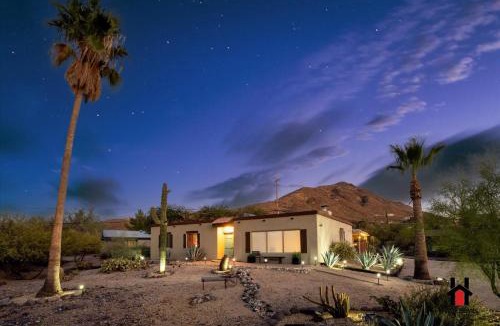 Cave Creek House | Sonoran Desert Getaway with Cowboy Tub