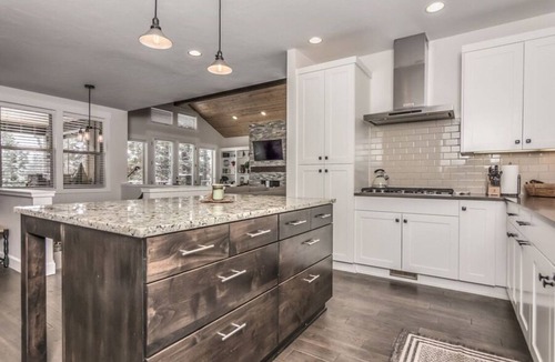 Bend House | SONrise House - spacious West Side Beauty w Hot Tub and views!
