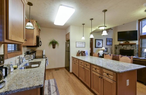 Reeds Spring House | Sooner Settle Lodge 4 King Rooms Stonebridge