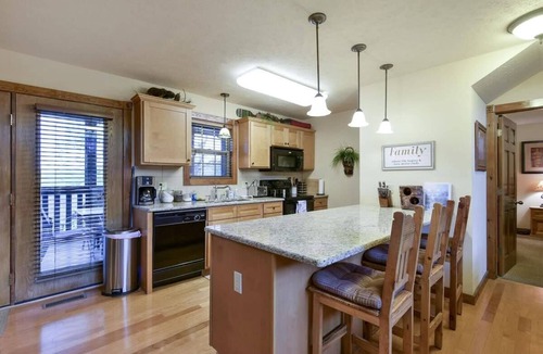 Reeds Spring House | Sooner Settle Lodge 4 King Rooms Stonebridge