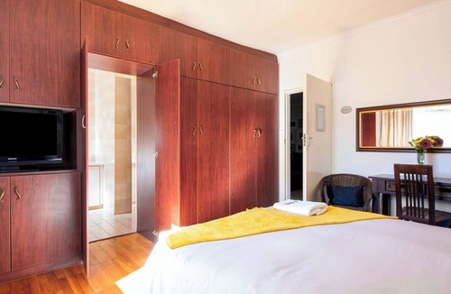 Paarl Bed & Breakfast | Soothing 1-bedroom bed & breakfast with AC in Paarl