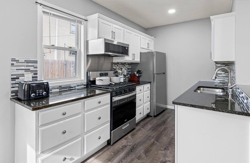 West Seventh House | Soothing Modernized 3-bedroom house in Saint Paul 4k TV w bubble hockey!