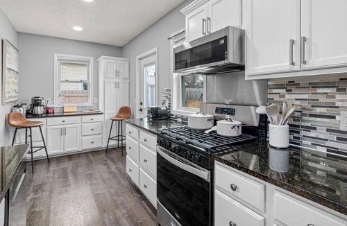 West Seventh House | Soothing Modernized 3-bedroom house in Saint Paul 4k TV w bubble hockey!