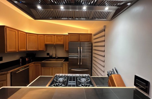 Aurora House | Soothing Soak, Modern Romantic Luxury Townhome!
