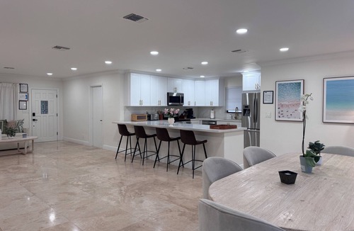 Oakland Park Villa | ★ Sophisticated 3BR Palm Villa with Private Heated Pool - 25 min to FIFA!