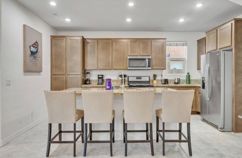 Rialto House | Sophisticated 4BR Retreat｜Pet-Friendly｜Fenced Yard & Pool Access#41339