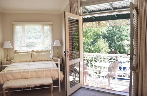 Albury House | Sophisticated Elegance at the Gardens- stunning, central townhouse with parking - Stunning three bedroom townhouse in the heart of Albury