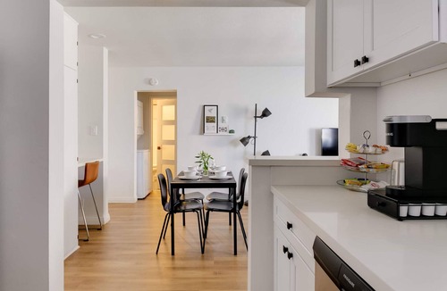 Alamitos Beach Apartment | Sophisticated Long Beach Suite with Patio Dining and Parking