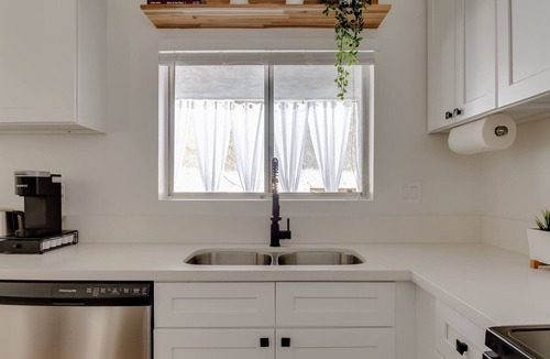 Alamitos Beach Apartment | Sophisticated Long Beach Suite with Patio Dining and Parking