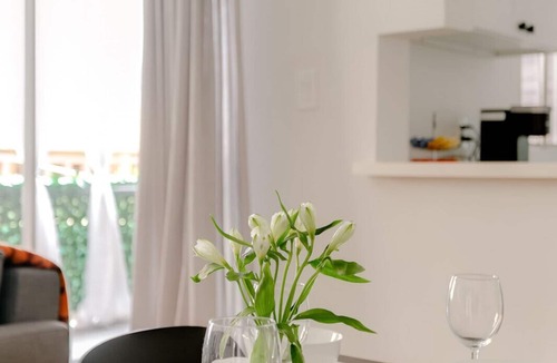 Alamitos Beach Apartment | Sophisticated Long Beach Suite with Patio Dining and Parking