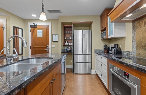 Canmore Condo | Sophisticated Mountain Condo – Pool & Hot Tub