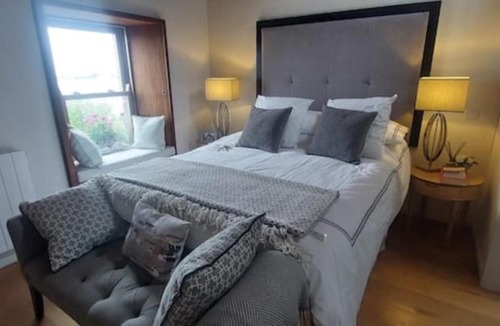 Sutton House | Sophisticated Seafront 3BD Suntrap Landscaped Yard