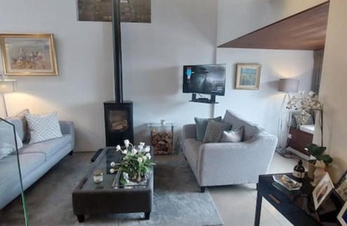 Sutton House | Sophisticated Seafront 3BD Suntrap Landscaped Yard
