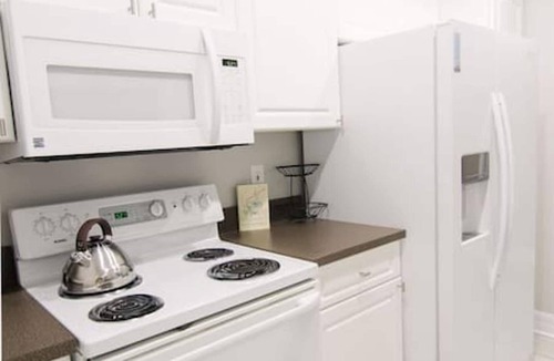 Oakford Park House | Sophisticated Tampa Townhome Conveniently Located Nearby Midtown Tampa & Airport!